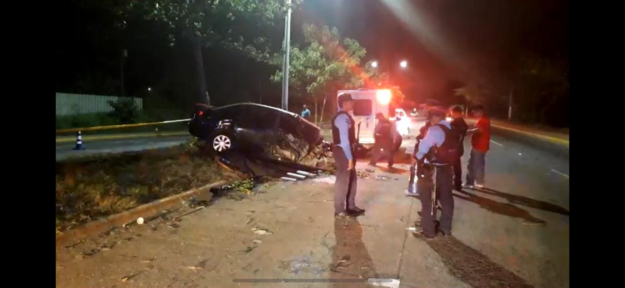 Fallece una persona, tras impactar su carro contra varios árboles en SPS