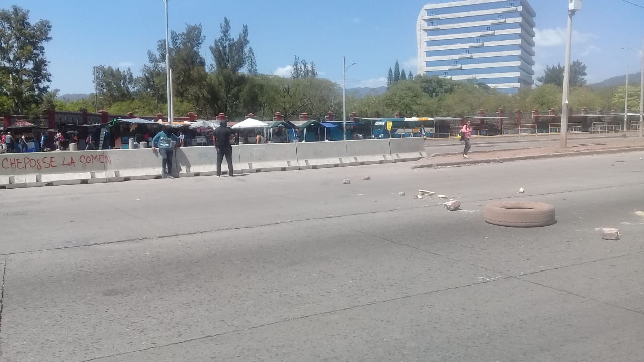 Enfrentamientos se registran frente a la UNAH en Tegucigalpa, Honduras