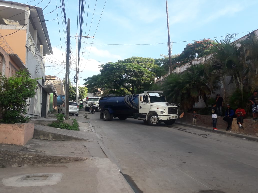 Por falta de agua potable protestan vecinos colonia Divanna, Comayaguela