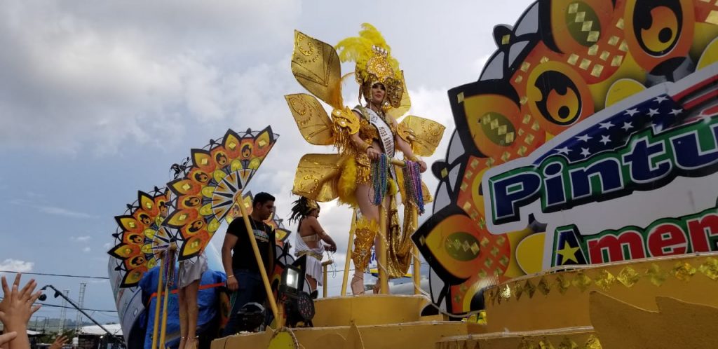 Bailarinas en carrozas del carnaval