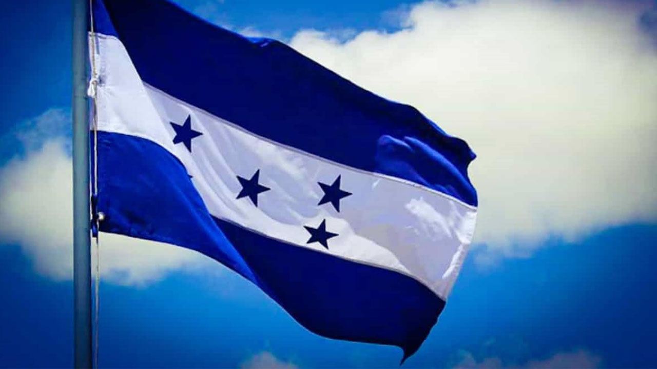 Tributo a la Patria con la celebración del Día de la Bandera