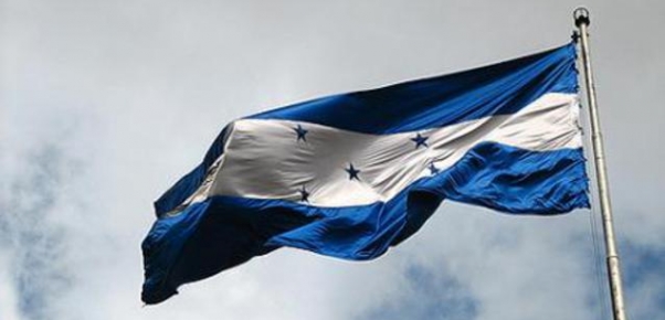 Honduras: con la izada de la Bandera Nacional comienzan actividades por la independencia