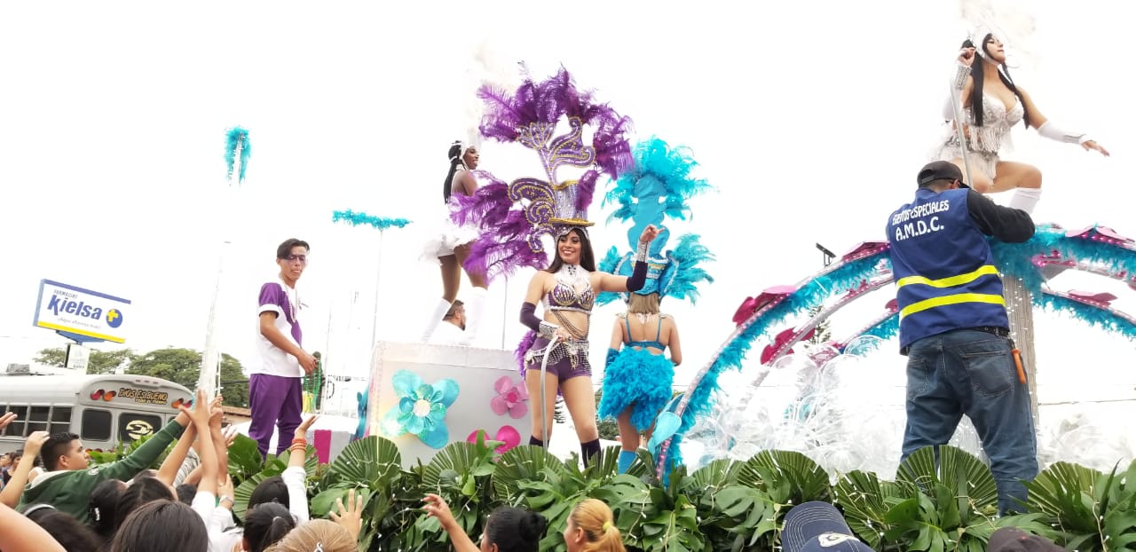 Derroche de color y algarabía dejan a su paso carrozas durante el carnaval de Tegucigalpa