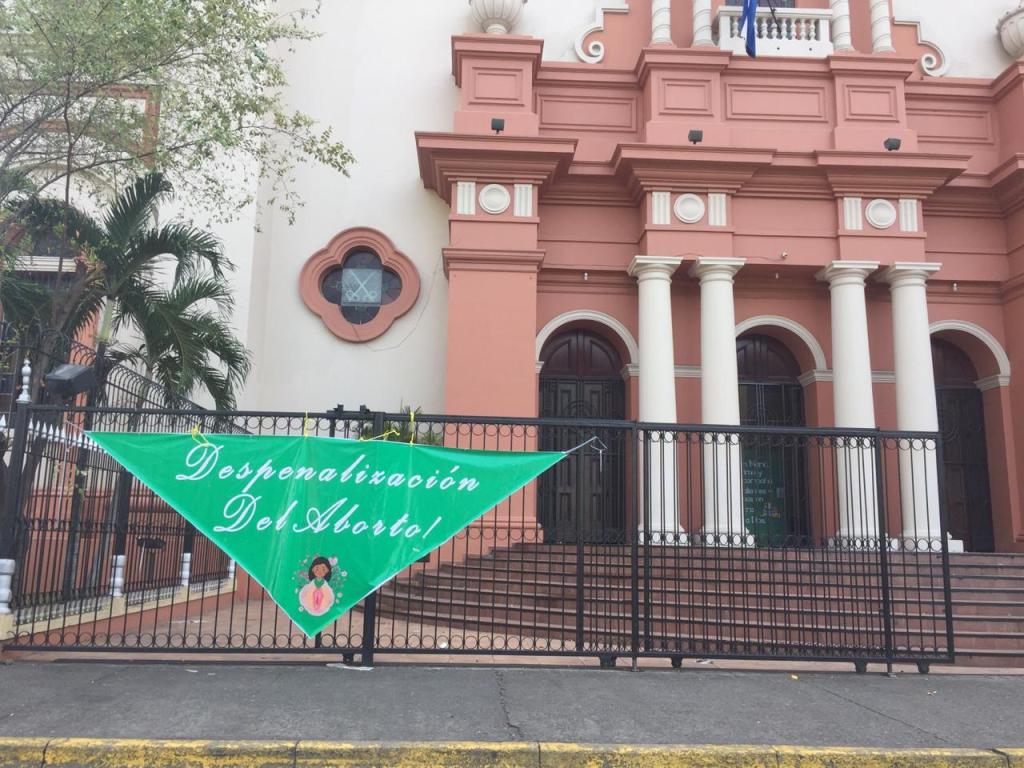 La ciudad industrial amaneció con pancartas con la leyenda "Despenalización del aborto"