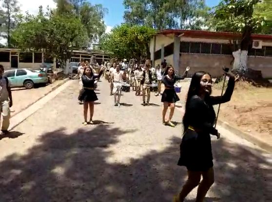 Así se preparan los alumnos del Instituto Técnico Honduras para los desfiles patrios