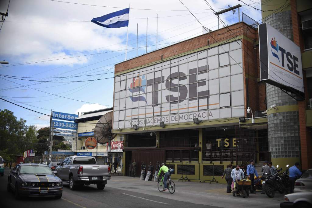 CNE y TJE: Un sector de postulados asevera que  que "todo el proceso está arreglado"