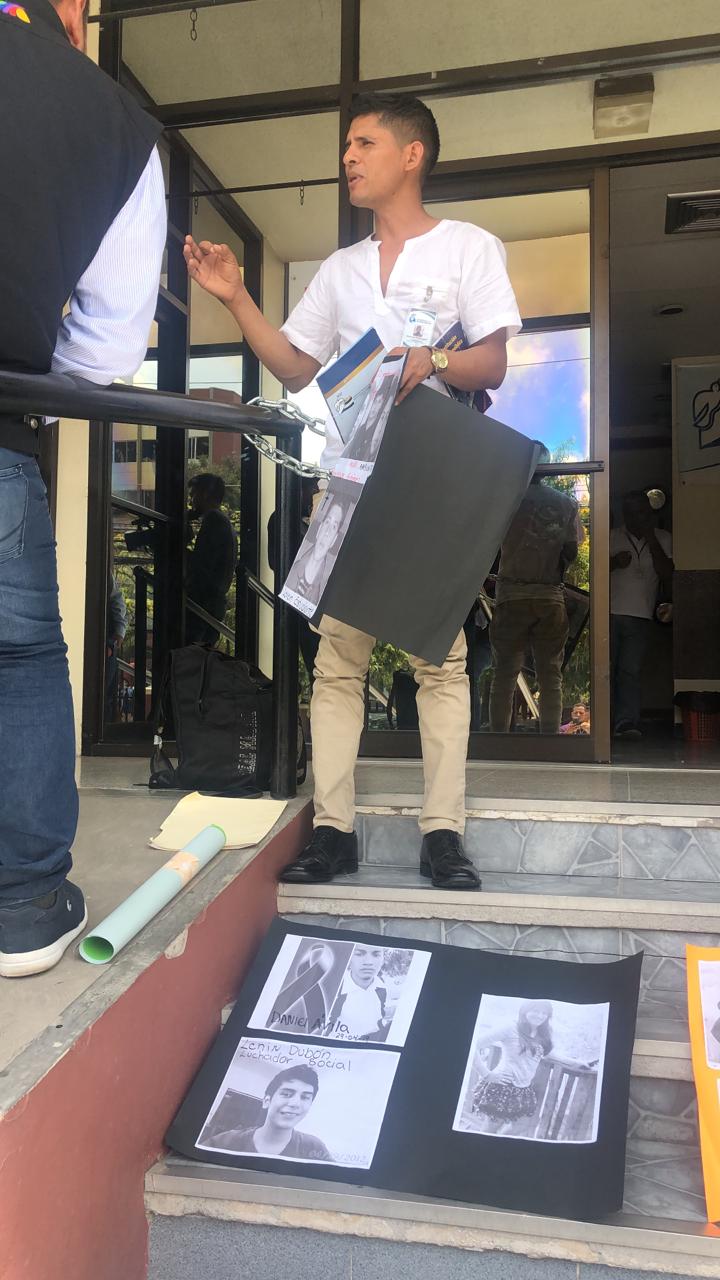 Encadenado y con fotos de las víctimas de la violencia, un joven defensor de los DD.HH clama por justicia