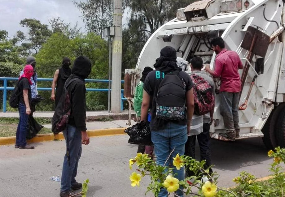 Estudiantes encapuchados se olvidan de las piedras y realizan jornada de limpieza