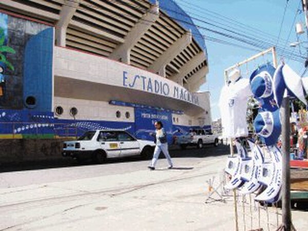 Prohíben la venta ambulante a inmediaciones del Estadio Nacional para mañana jueves