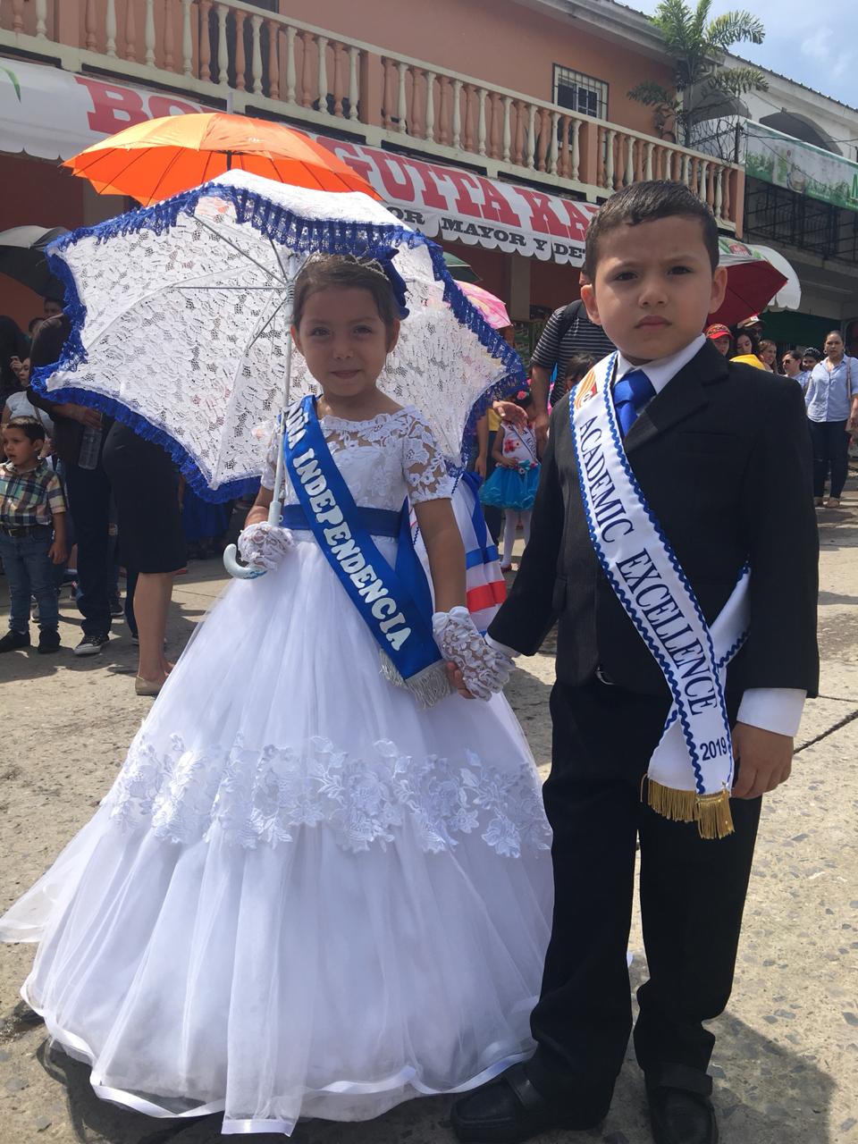 Los pequeños engalanan las calles   demostrando el fervor cívico, en Gracias, Lempira