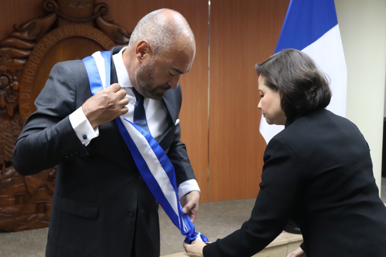 Gobierno condecora con ‘’Orden Francisco Morazán’’ al Embajador de Francia en Honduras