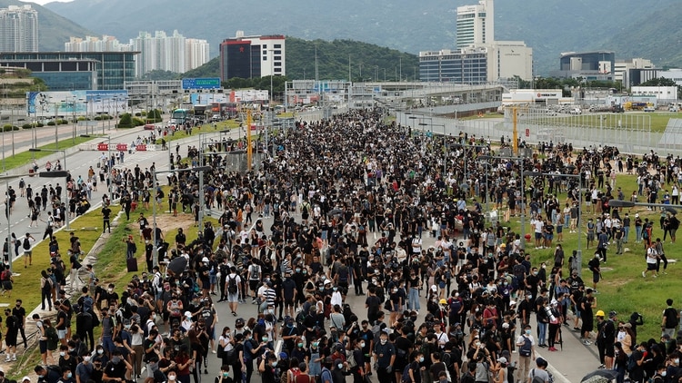 Tensión en Hong Kong: manifestantes cerraron el transporte público del aeropuerto