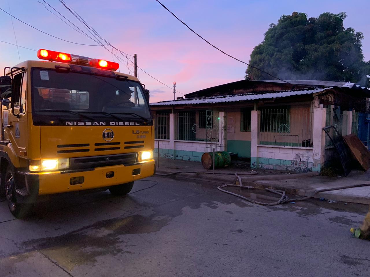 Bomberos rescatan a tres personas de un incendio en San Pedro Sula