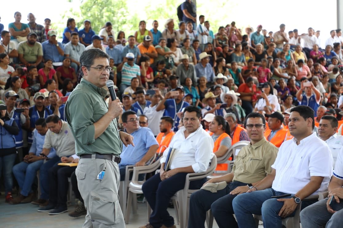 En acto público presidente Hernández despide a ministro de Ambiente