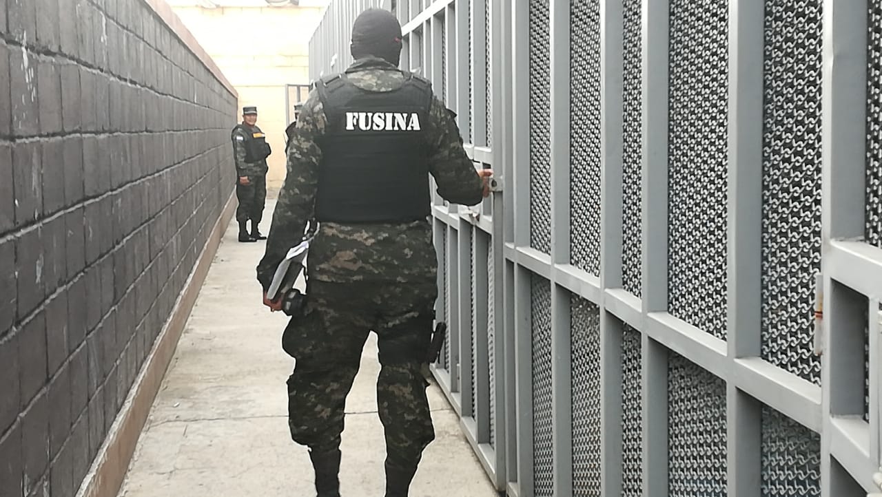 Fotos: en una jaula 3 x 3 reciben sol los cabecillas de maras y pandillas en Penitenciaría Nacional