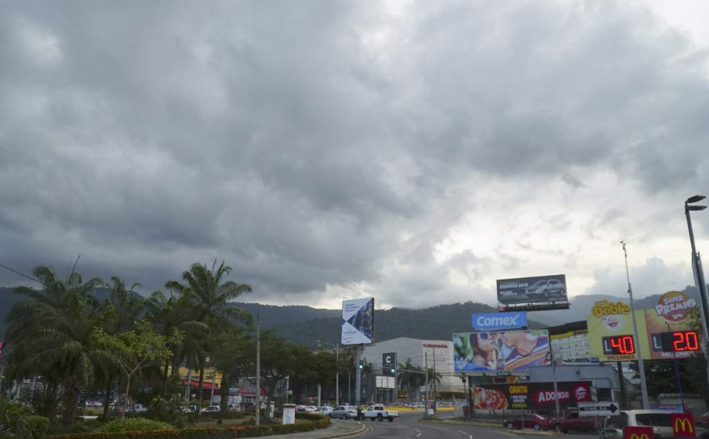 Para este día se pronostica el desplazamiento de una onda tropical