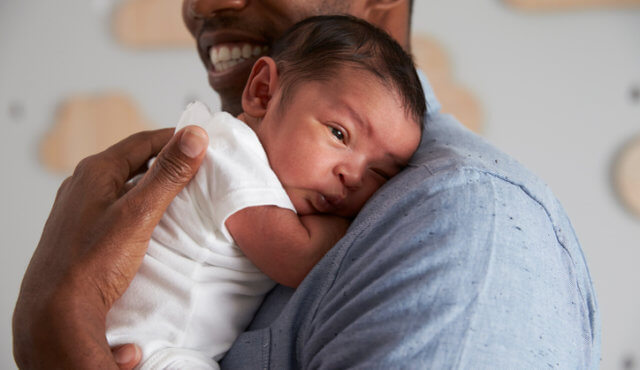 Mocionan para otorgar a hombres el derecho a postnatal retribuido