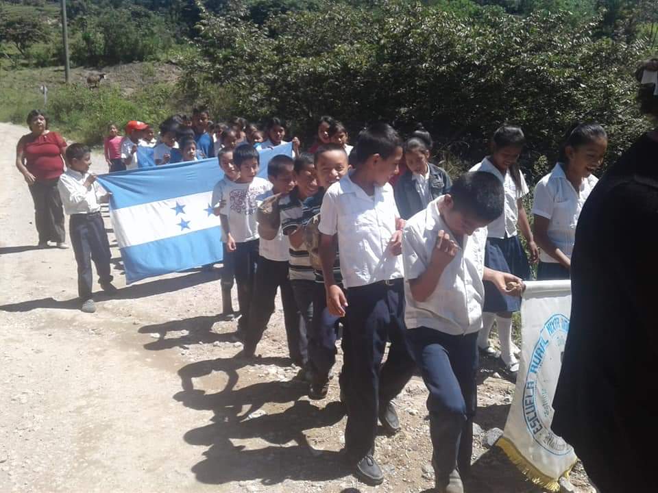Niños con la Bandera Nacional 
