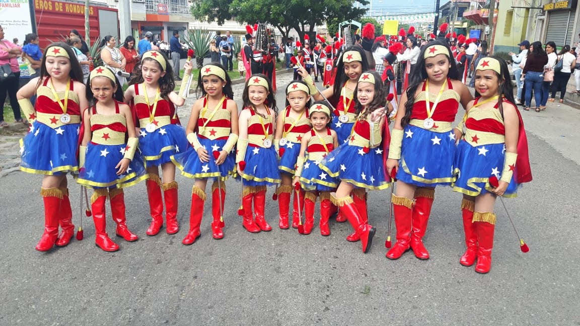 Con trajes típicos y de gala centros educativos rinden homenaje a Honduras