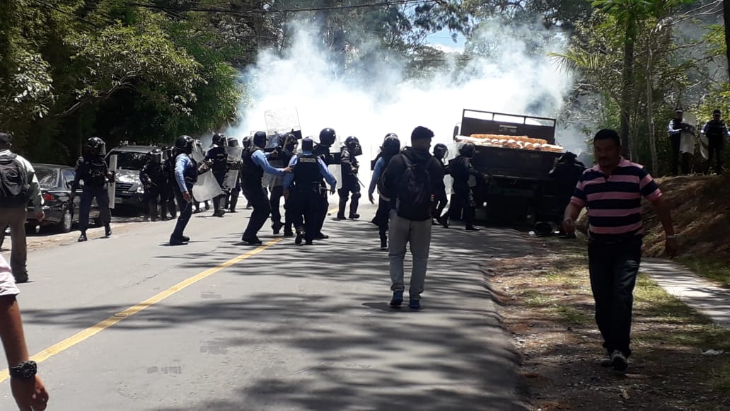 Con gas lacrimógeno Policía desaloja a protestantes en El Hatillo, Tegucigalpa