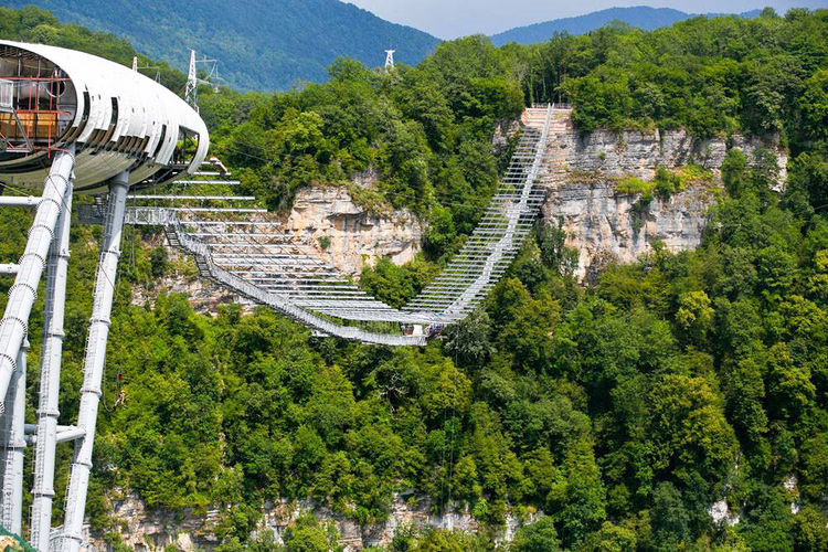 ¿Te gusta la adrenalina? Mira estos 5 puentes colgantes más peligrosos del mundo