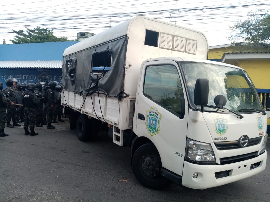 En imágenes traslado de reos de cárcel de Puerto Cortés a "El Pozo"