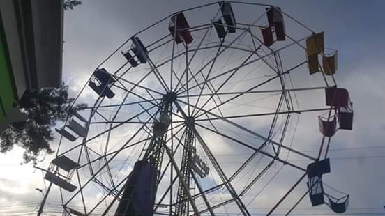 Aparatoso accidente sufren mujeres en juego mecánico