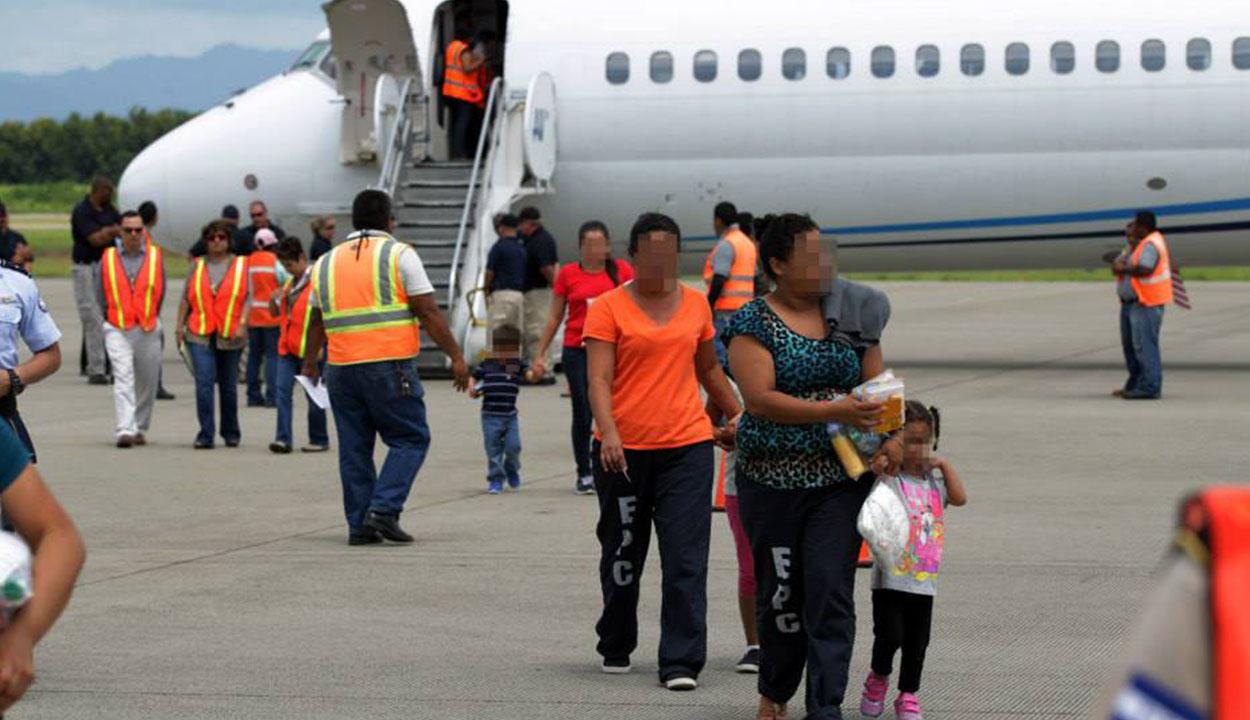 Primera dama recibe vuelo con unidades familiares retornadas desde los Estados Unidos