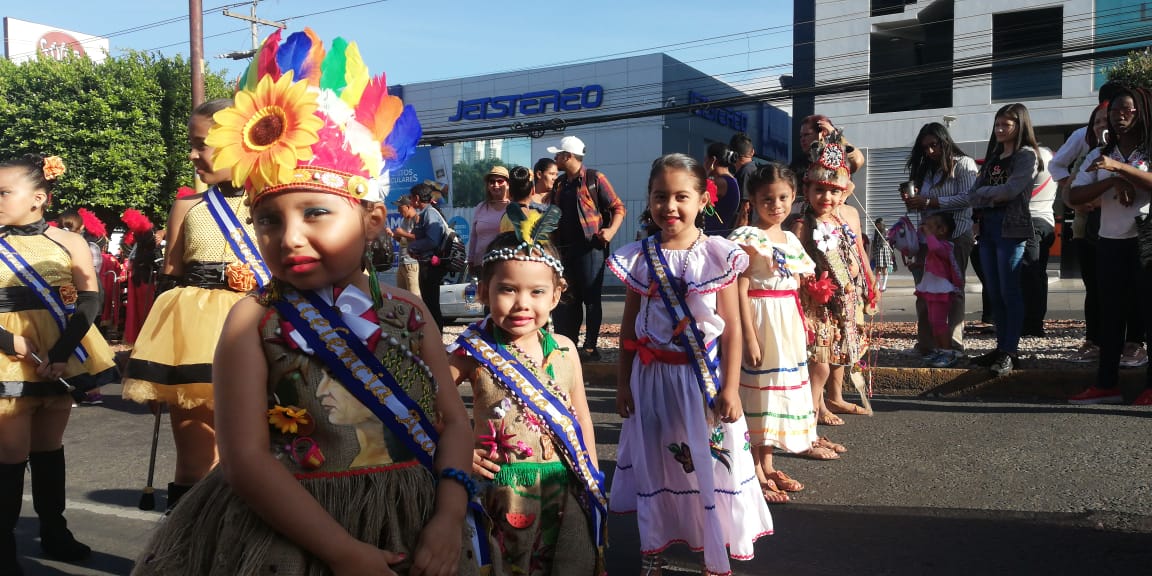 Bandas de guerra y pomponeras deleitan a padres de familia en bulevar Morazán