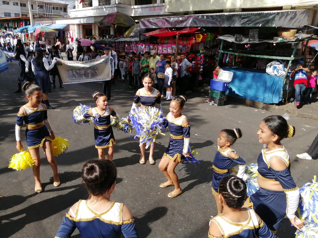 Jóvenes derrochan fervor patrio en calles de Comayagüela