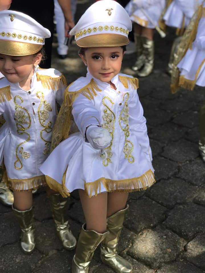 Centros de educación primaria desfilan en diferentes ciudades del país