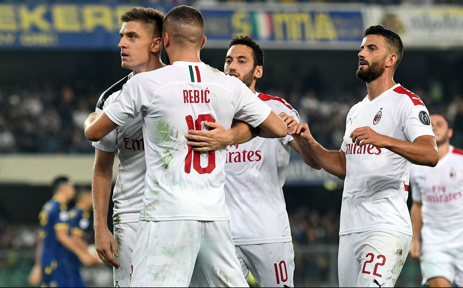 Hellas Verona perdió con el Milán