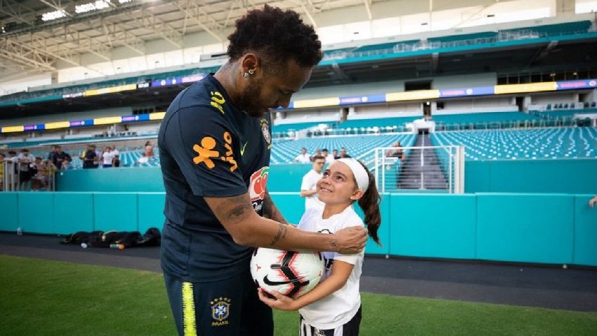 Neymar muestra su lado generoso
