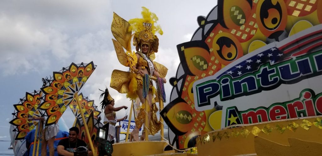 Algarabía se vive en la capital tras el paso de las carrozas 