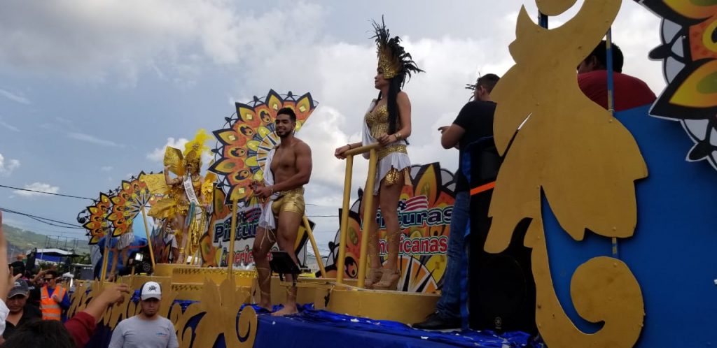 El color amarillo ha predominado en la mayoría de las carrozas que desfilan en el 441 aniversario de Tegucigalpa