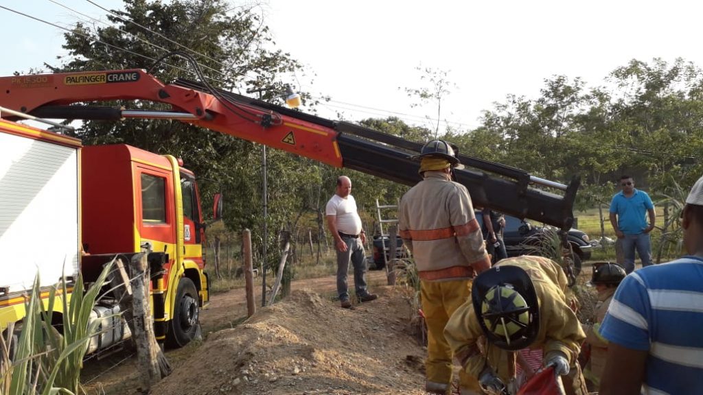 Bomberos rescatan a hombre que cayó en un pozo en Santa Bárbara, Honduras