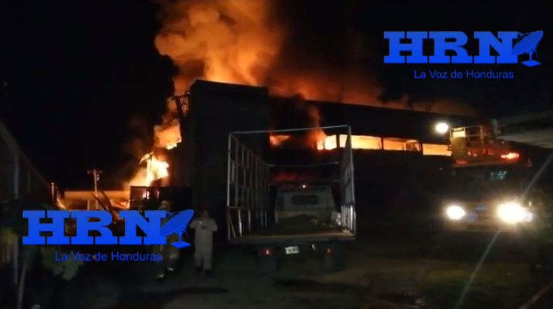 Voraz incendio consume fábrica de plásticos en SPS