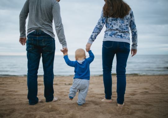 ¿Por qué que no se debe jalar el brazo de un niño?