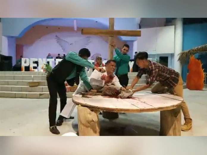 Como en tiempos de Abraham, un pastor sacrificó a un chivo frente a la congregación