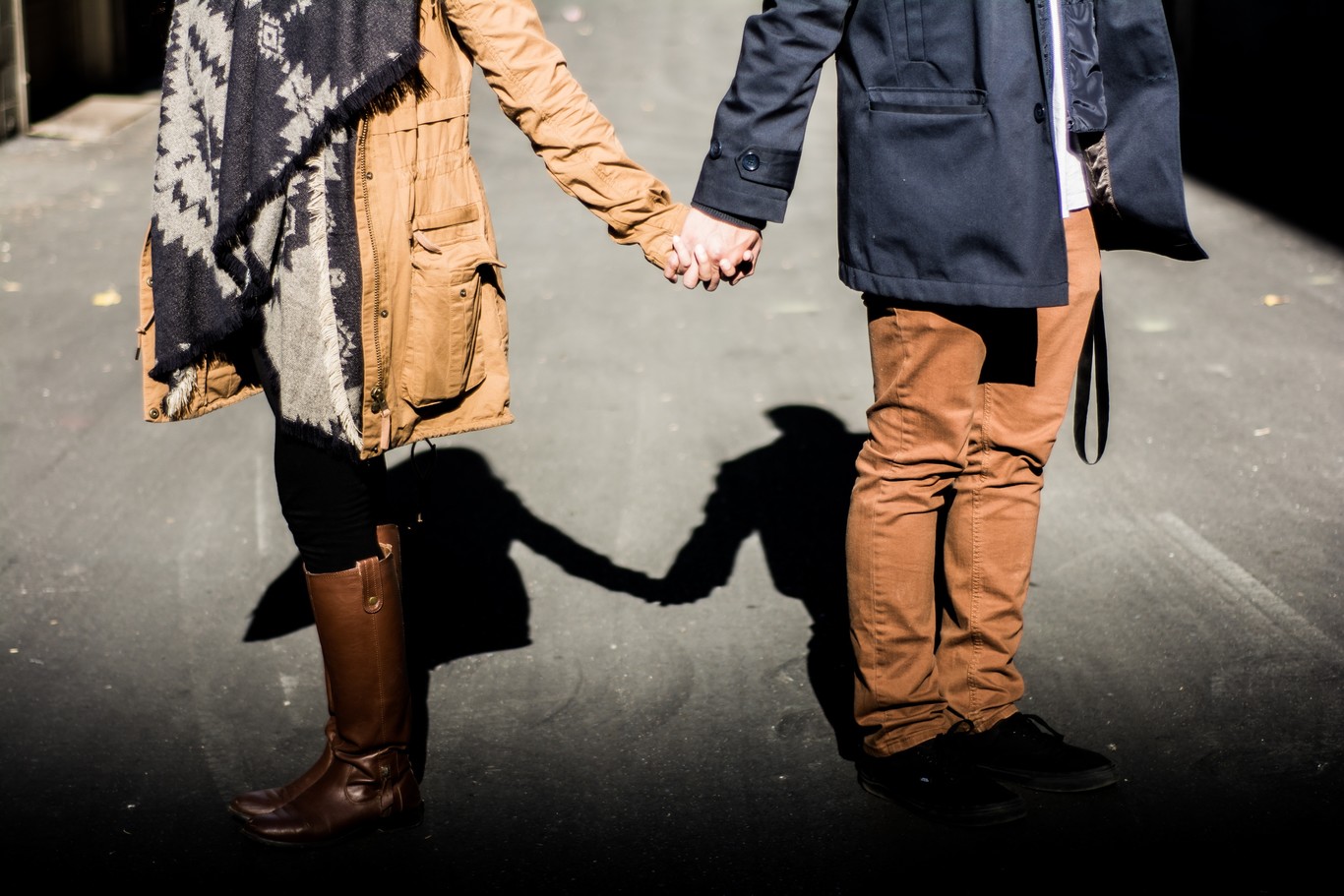 ¿Por qué los hombres bajos tienen relaciones estables?
