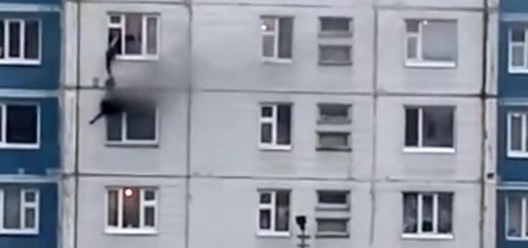 Video: Transeúnte rescata a joven del fuego sacándola por una ventana de un quinto piso en Rusia