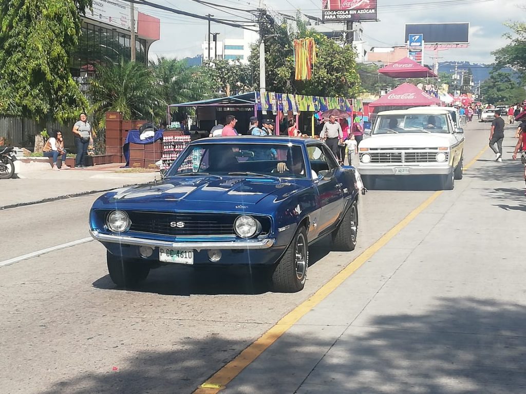 Carros de colección engalanan el Carnaval 
