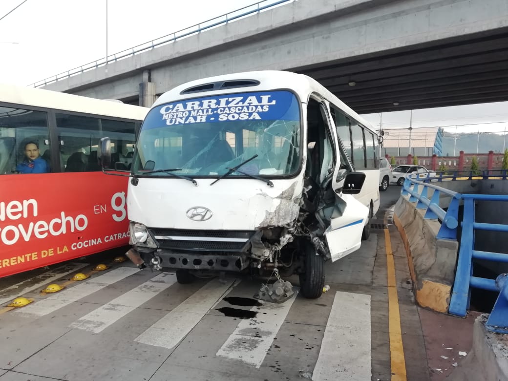 Un bus rapidito presenta falla y se accidenta en la capital