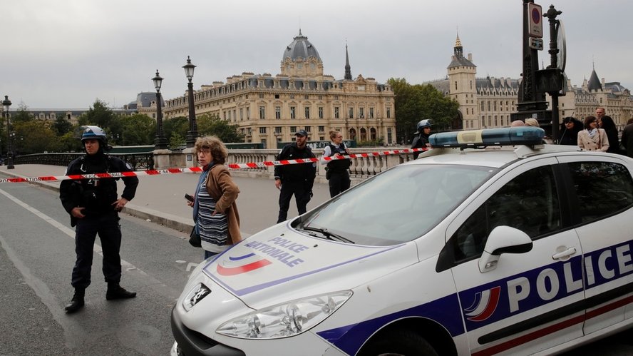 Cuatro personas fallecieron tras ataque de un hombre a cuartel en París
