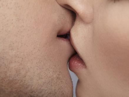 La manera en que te besan habla de lo que sienten por ti, conoce el beso Spider