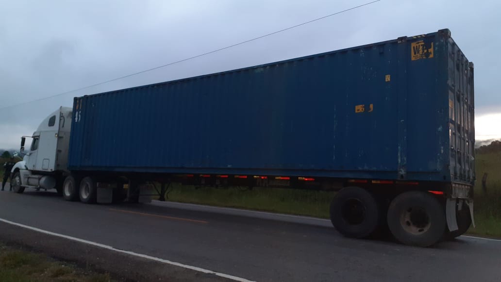 Interceptan furgón con presunta cocaína y conductor se da a la fuga