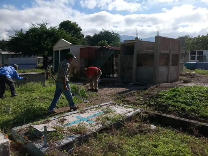 Trabajos de limpieza realizan en el cementerio de Comayagua