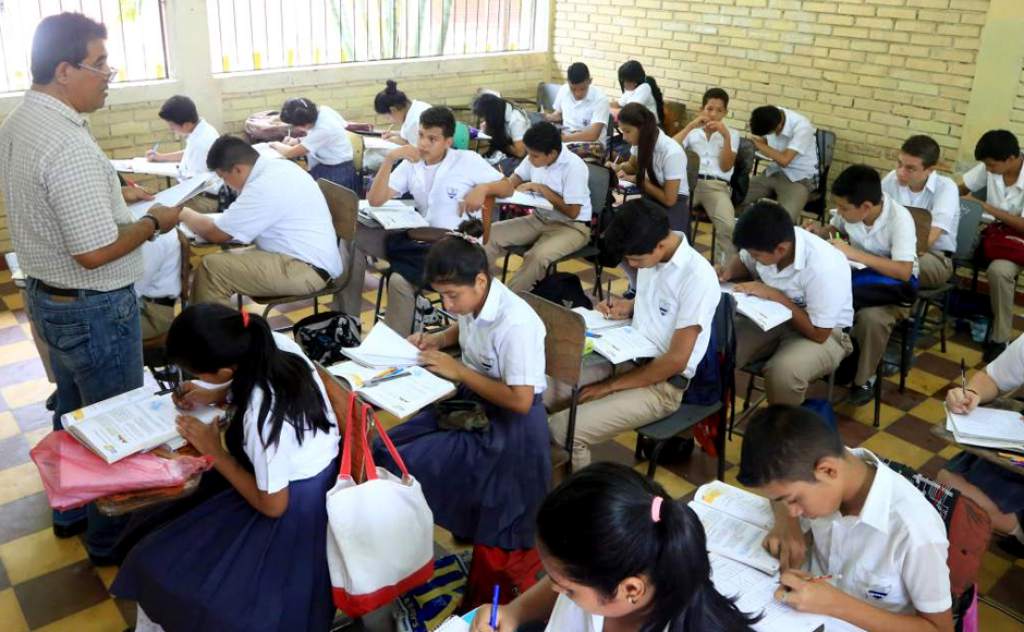 Unos 25 mil maestros buscan una plaza en el sistema educativo