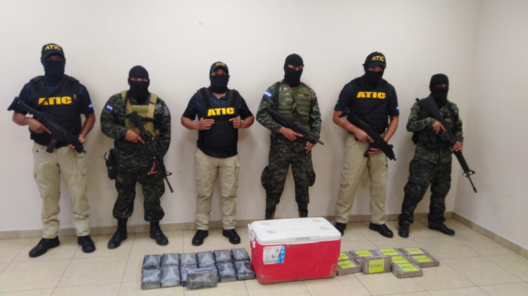Encuentran varios paquetes de cocaína en una hielera en Colón, Honduras