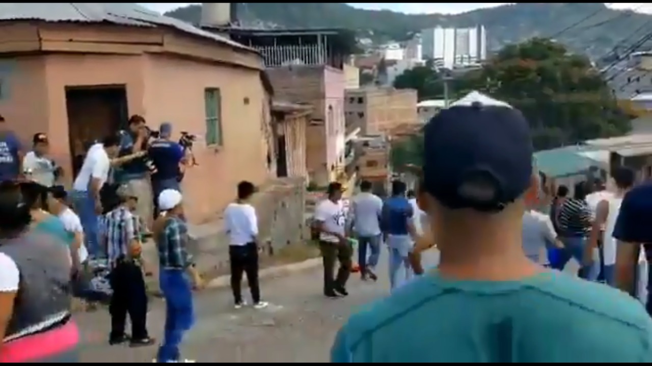 Enfrentamiento entre activistas de Libre y nacionalistas generó marcha de apoyo al presidente Hernández